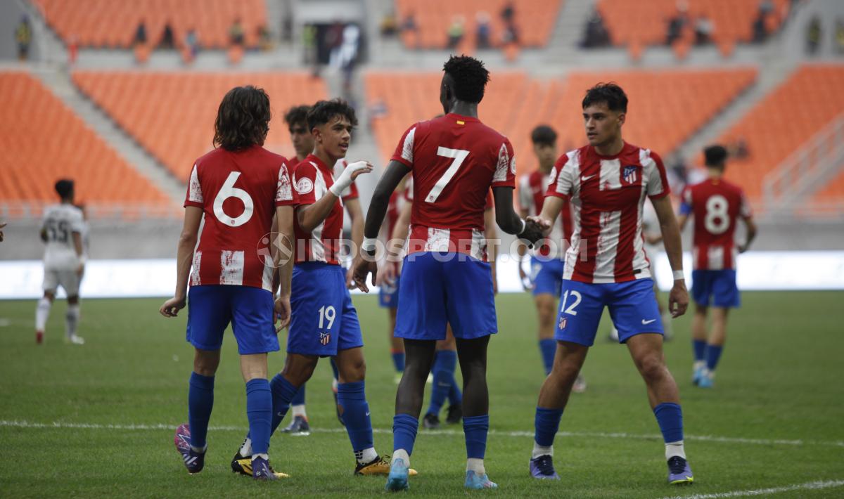 Atletico Madrid U-18 berhasil mengalahkan Bali United U-18 dengan skor 5-0 pada International Youth Championship (IYC) 2022 di Stadion JIS, Rabu (13/04/22). Foto: Herry Ibrahim/INDOSPORT