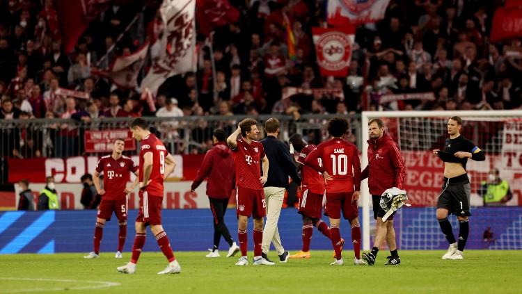 Para pemain Bayern Munchen terlihat lemas usai disingkirkan Villarreal di leg kedua Liga Champions (13/04/22). (Foto: REUTERS/Lukas Barth)