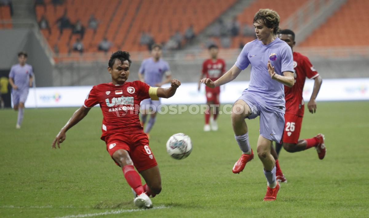 Pertandingan Indonesia All Star vs Barcelona U-18 pada IYC 2022 di Stadion JIS, Rabu (13/04/22). Foto: Herry Ibrahim/INDOSPORT