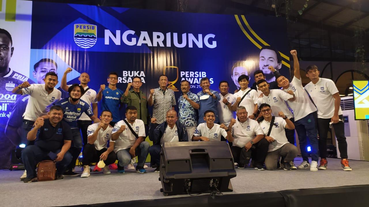 Pemain, official dan Manajemen tim Persib berfoto bersama saat Persib Award 2021-2022 di Paberik Badjoe Factory Outlet, Jalan Soekarno Hatta, Kota Bandung, Rabu (13/4/22) lalu. Foto: Arif Rahman/Indosport.com