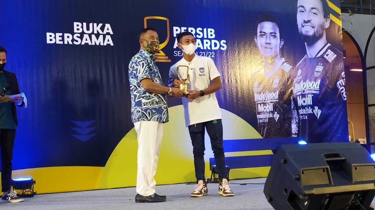 Beckham Putra Nugraha mendapatkan penghargaan favorit young player pada acara Persib Award 2021-2022 di Paberik Badjoe Factory Outlet, Jalan Soekarno Hatta, Kota Bandung, Rabu (13/4/22). Foto: Arif Rahman/Indosport/com - INDOSPORT
