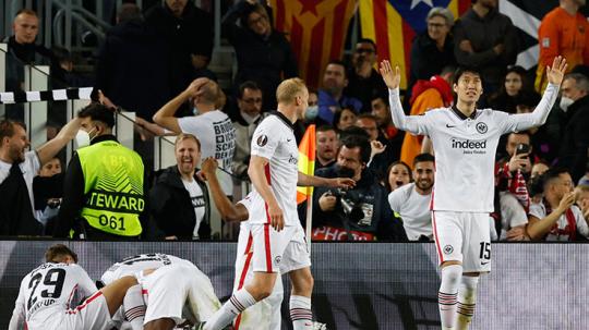 Selebrasi pemain Eintracht Frankfurt usai bobol gawang Barcelona.