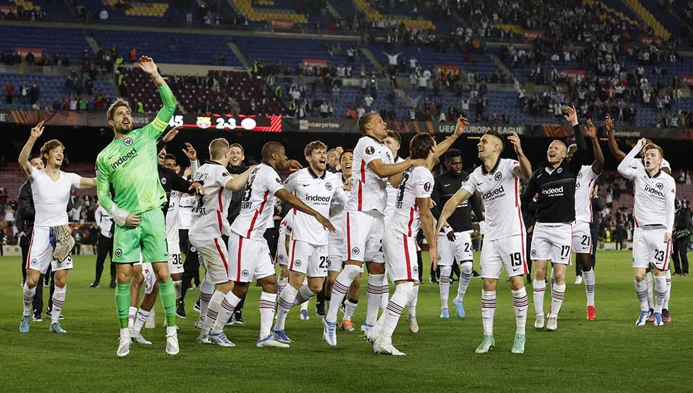 Selebrasi para pemain Eintracht Frankfurt usai mengalahkan Barcelona di perempat final Liga Europa. Foto: Reuters/Albert Gea