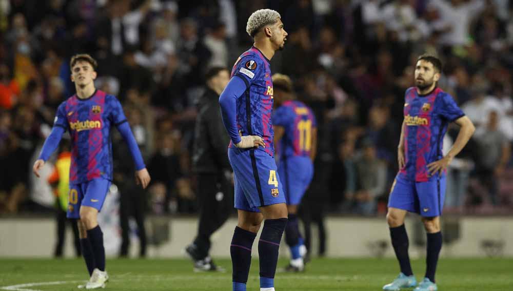 Pemain Barcelona Gavi dan rekan setimnya terlihat sedih usai pertandingan saat para pemain Eintracht Frankfurt merayakannya. Foto: Reuters/Albert Gea - INDOSPORT
