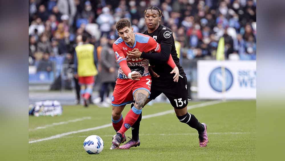 Pemain Udinese, Destiny Udogie berusaha merebut bola dari pemain Lazio Giovanni Di Lorenzo. Foto: REUTERS/Ciro De Luca