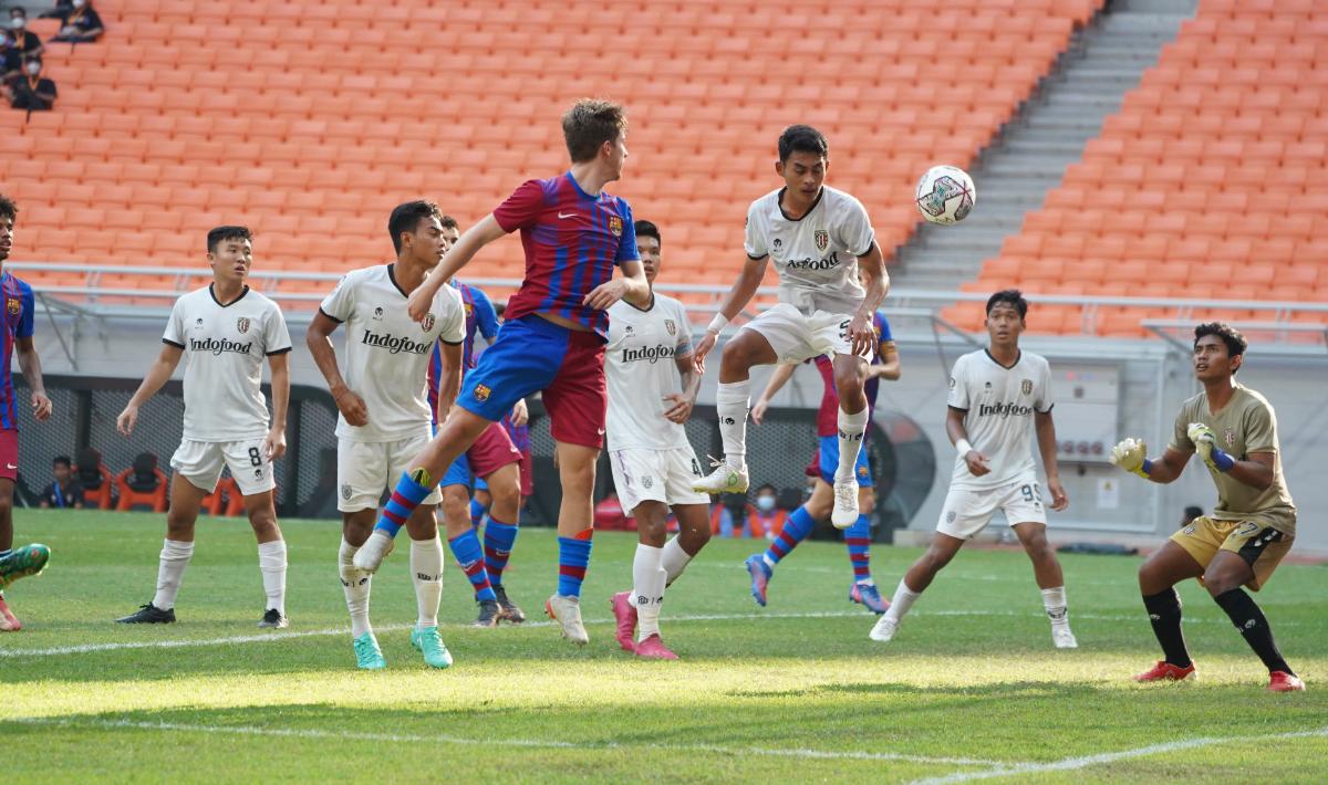 Pertandingan antara Barcelona U-18 vs Bali United U-18 pada International Youth Championship (IYC) 2022 di Stadion JIS, Minggu (17/04/22). Foto: Official Photo IYC 2022