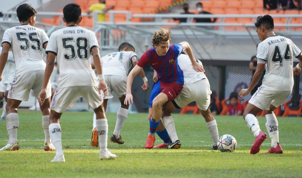 Pertandingan antara Barcelona U-18 vs Bali United U-18 pada International Youth Championship (IYC) 2022 di Stadion JIS, Minggu (17/04/22). Foto: Official Photo IYC 2022