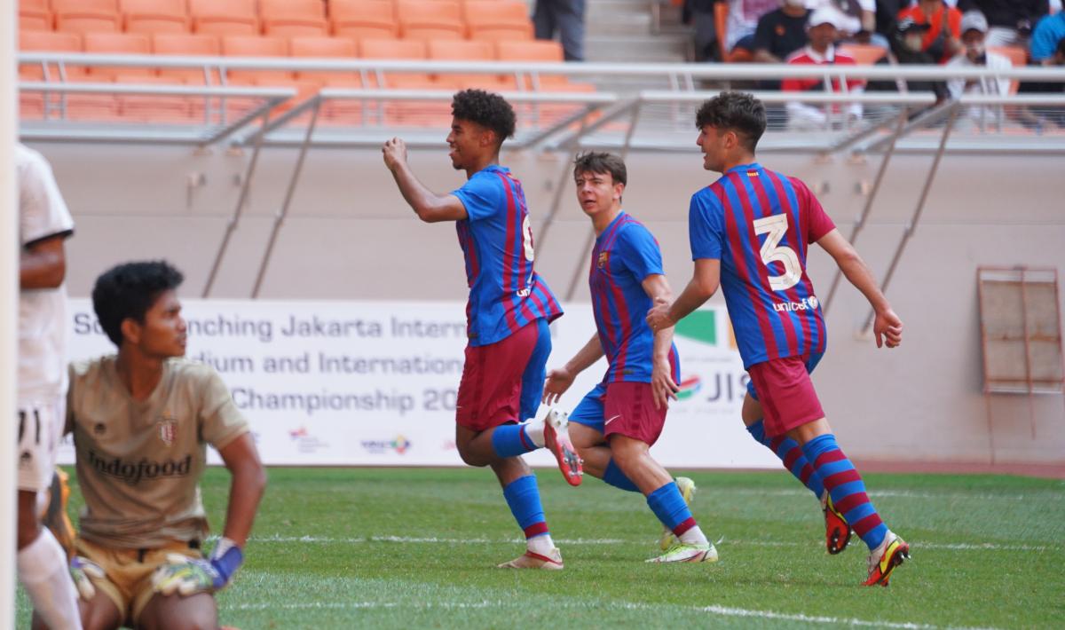Selebrasi para pemain Barcelona U-18 usai mencetak gol ke gawang Bali United U-18 pada International Youth Championship (IYC) 2022 di Stadion JIS, Minggu (17/04/22). Foto: Official Photo IYC 2022