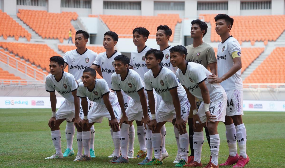 Starting eleven Bali United U-18 saat berhadapan dengan Barcelona U-18 pada International Youth Championship (IYC) 2022 di Stadion JIS, Minggu (17/04/22). Foto: Official Photo IYC 2022