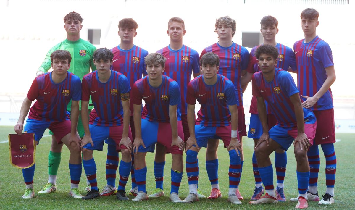 Starting eleven Barcelona U-18 saat menghadapi Bali United U-18 pada International Youth Championship (IYC) 2022 di Stadion JIS, Minggu (17/04/22). Foto: Official Photo IYC 2022