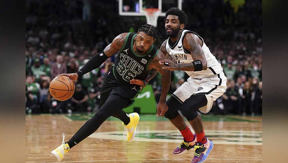 Pebasket Boston Celtics Marcus Smart dihadang pebasket Brooklyn Nets Kevin Durant di pertandingan babak playoff NBA 2022 di TD Garden. Foto: REUTERS/David Butler II - INDOSPORT