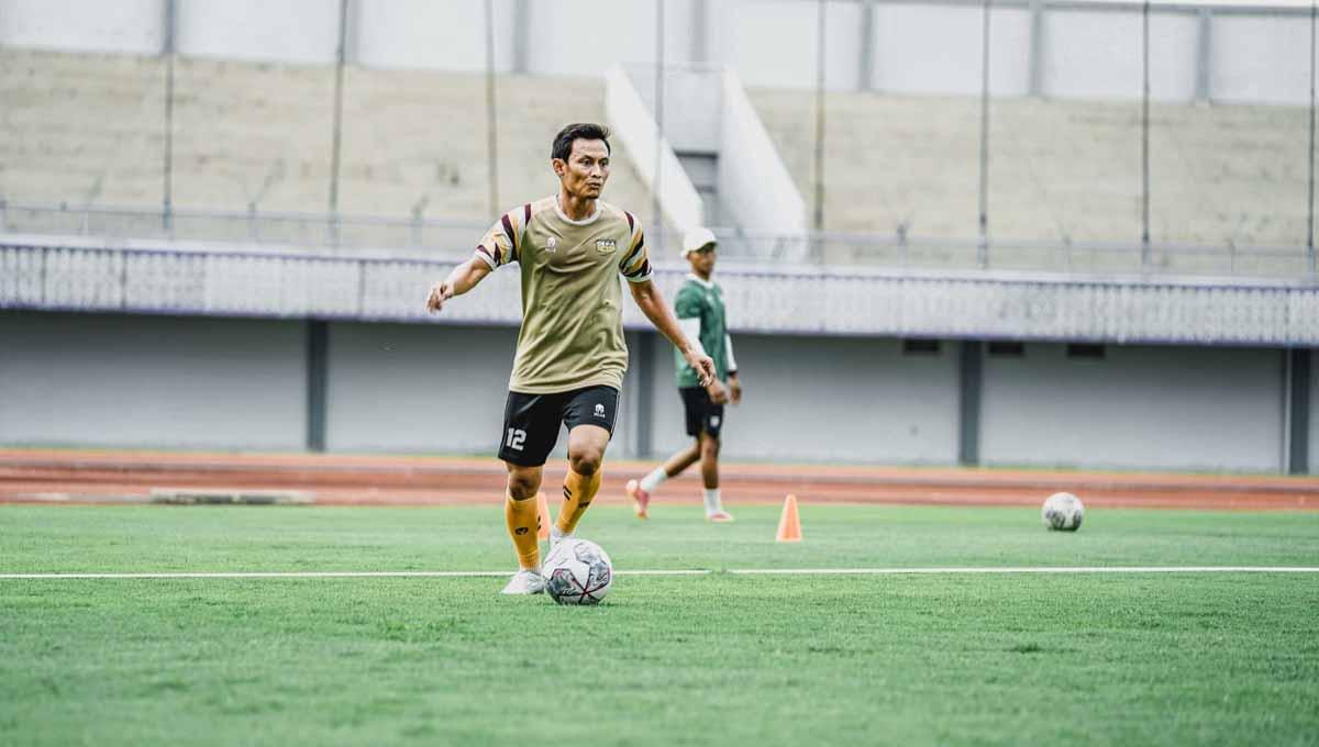 Bek Dewa United sekaligus eks Persib, Dias Angga Putra, antusias perihal kepastian bergulirnya Liga 1 2022-2023. Foto: Dewa United.