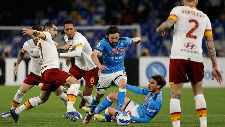 Pemain Napoli berusaha untuk melewati adangan pemain AS Roma.