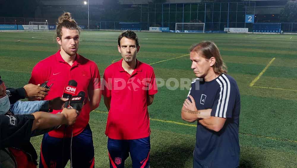 Pelatih Atletico Madrid, Daniel Perez ketika menyambangi PSF untuk melihat metode latihan usia dini di indonesia.