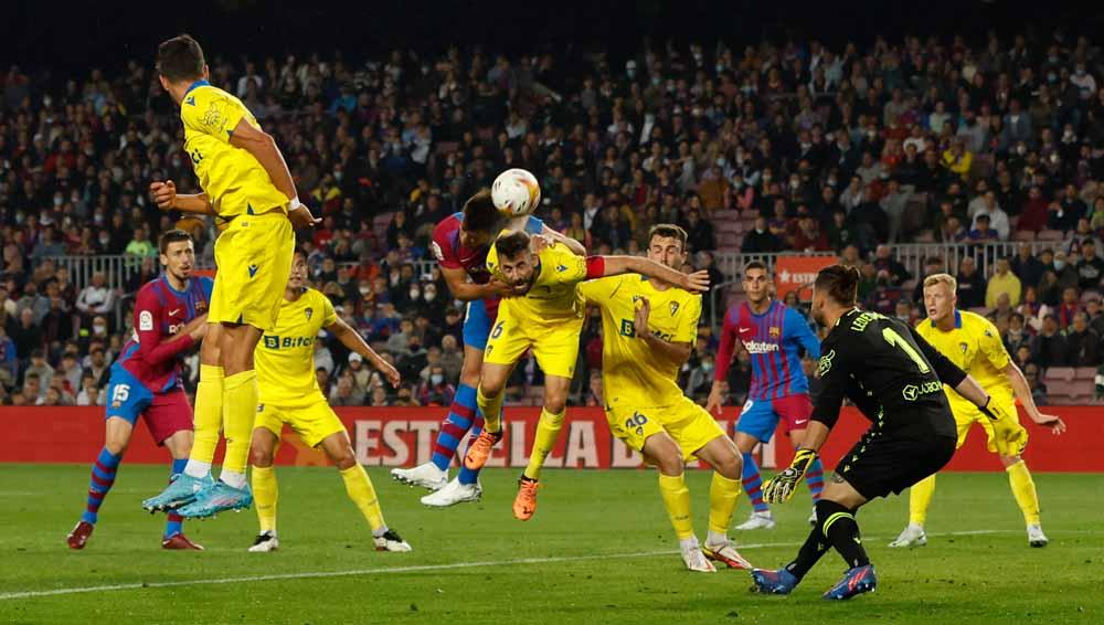 Duel pemain Cadiz, Jose Mari dengan pemain Barcelona Eric Garcia di area kotak penalti. Foto: REUTERS/Albert Gea