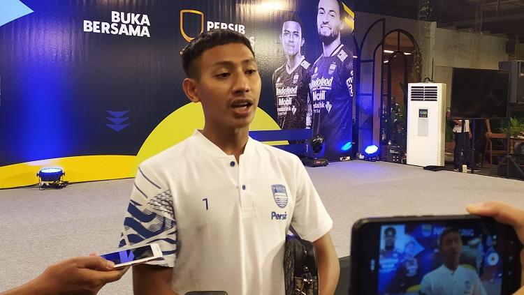 Gelandang Persib Bandung, Beckham Putra Nugraha, memberikan dukungan kepada rekan-rekannya yang saat ini sedang berjuang bersama Timnas Indonesia U-23 di SEA Games 2021. - INDOSPORT