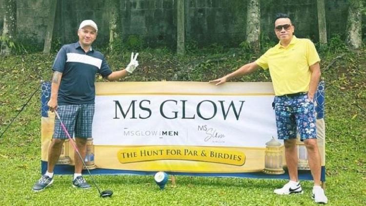 Aktor Gading Marten berpartisipasi dalam turnamen golf Ngabubuswing MS Glow, Selasa (19/4/22).