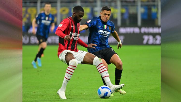 Fikayo Tomori dari AC Milan beraksi dengan Alexis Sanchez dari Inter Milan REUTERS-Alberto Lingria - INDOSPORT