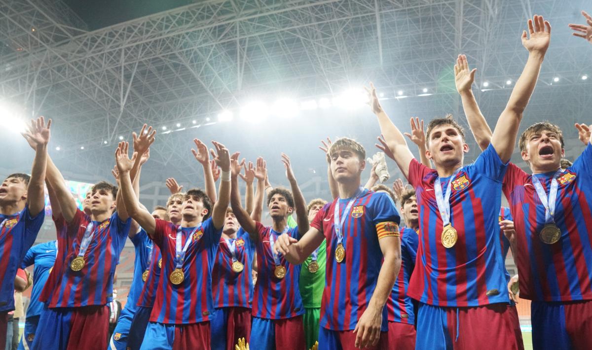 Barcelona U-18 keluar sebagi juara turnamen International Youth Championship (IYC) 2022 usai mengalahkan Atletico Madrid U-18 dengan skor 1-0 pada babak final yang digelar di Stadion JIS, Selasa (19/04/22). Foto: Official Photo IYC 2022