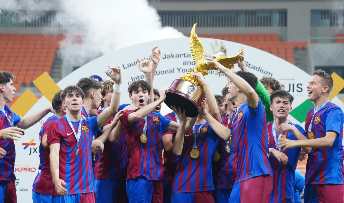 Barcelona U-18 keluar sebagi juara turnamen International Youth Championship (IYC) 2022 usai mengalahkan Atletico Madrid U-18 dengan skor 1-0 pada babak final yang digelar di Stadion JIS, Selasa (19/04/22). Foto: Official Photo IYC 2022