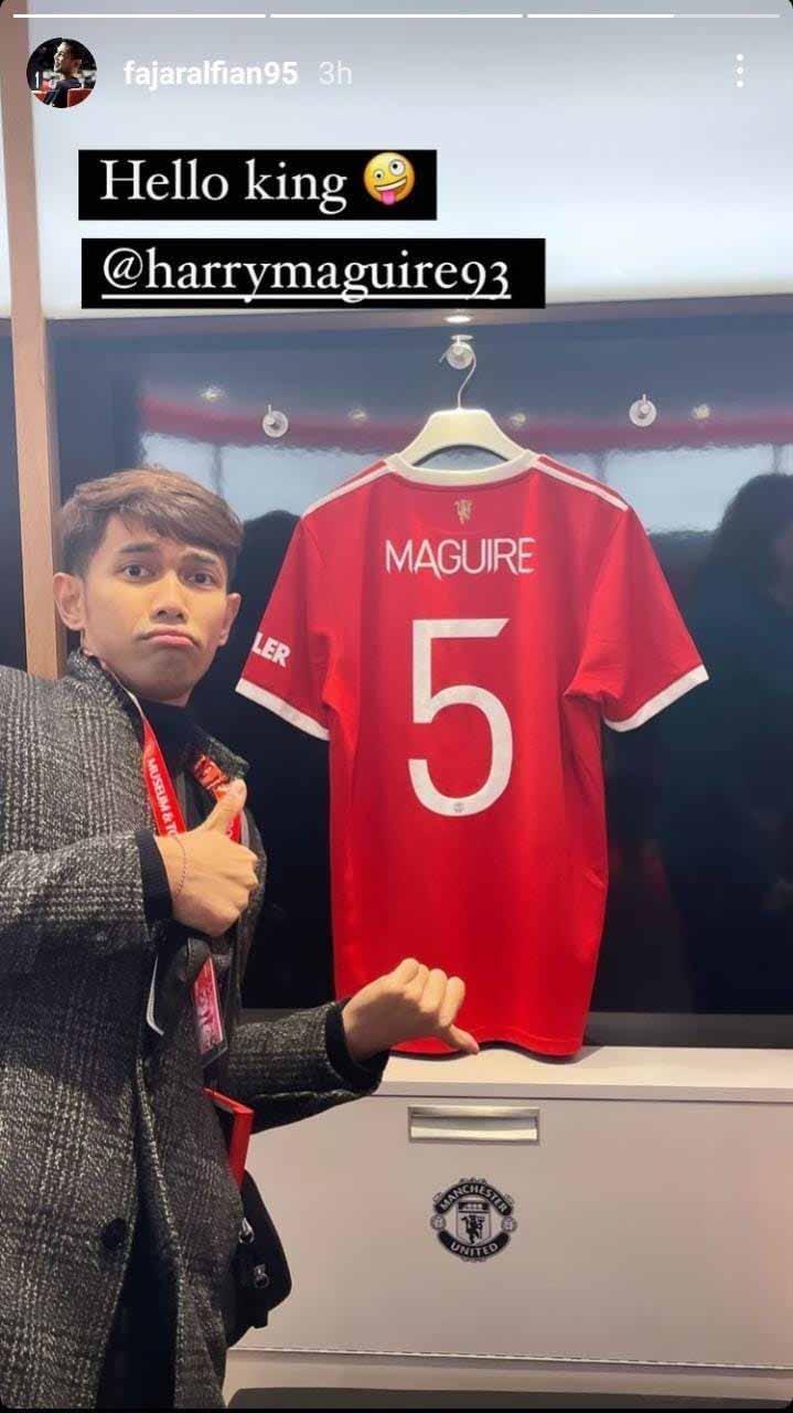 Fajar Alfian foto bareng jersey Harry Maguire. Foto: Instastory@fajaralvian Copyright: Instastory@fajaralvian