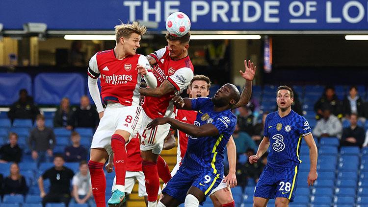 Perebutan bola di udara antara pemain Chelsea dan Arsenal.