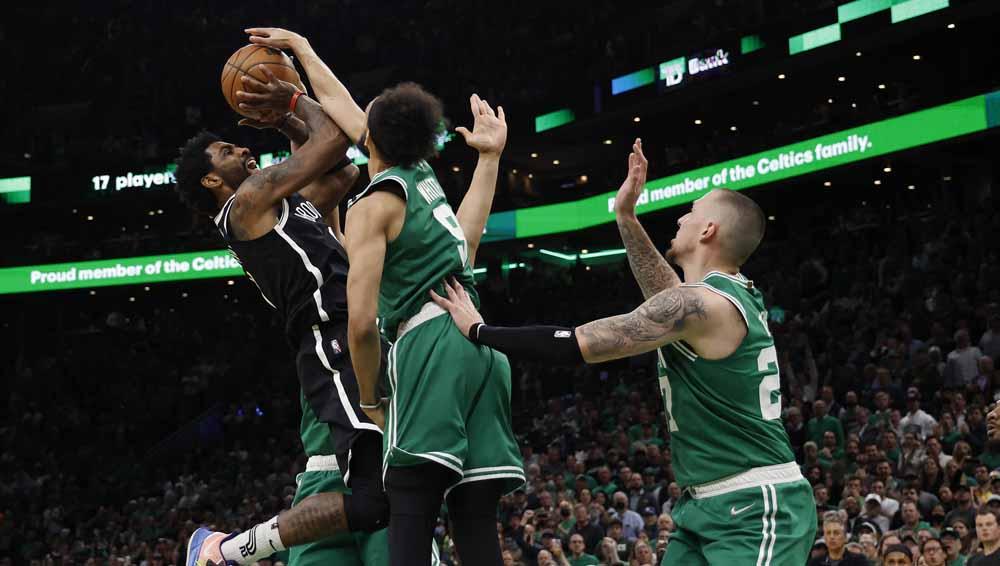 Pebasket Boston Celtics Derrick White memblok tembakan dari Brooklyn Nets Kyrie Irving pada laga playoff NBA 2022 di TD Garden. Foto: REUTERS/Winslow Townson - INDOSPORT