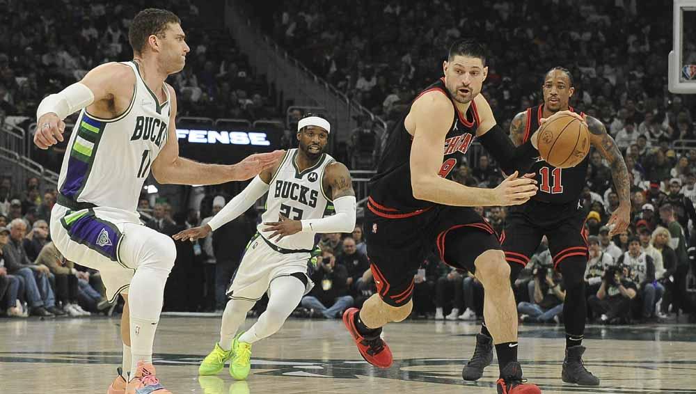 Pebasket Chicago Bulls Zach LaVine berusaha melewati hadangan dari pebasket Milwaukee Bucks Brook Lopez pada laga playoff NBA 2022. Foto: REUTERS/Michael McLoone - INDOSPORT