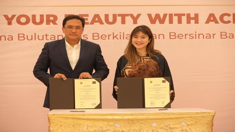 Ketua Umum PP PBSI, Agung Firman Sampurna dan perwakilan Scarlett, Felicya Angelista.