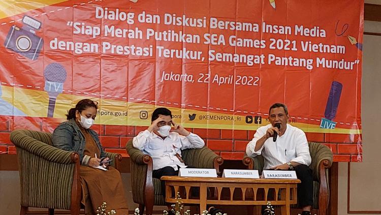 Ketua tim review PPON, Profesor Asmawi di acara Diskusi bersama Media terkait kesiapan SEA Games 2021. - INDOSPORT