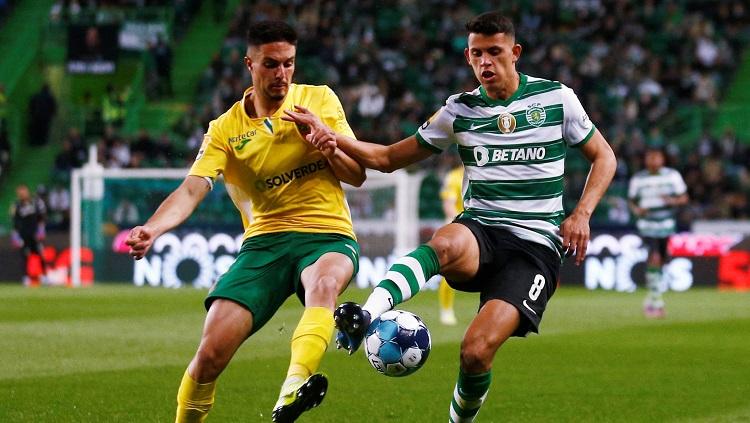 Matheus Nunes (kanan) tengah menjadi rumor panas Manchester United musim ini karena adanya ketertarikan Setan Merah membajak gelandang Wolves tersebut.