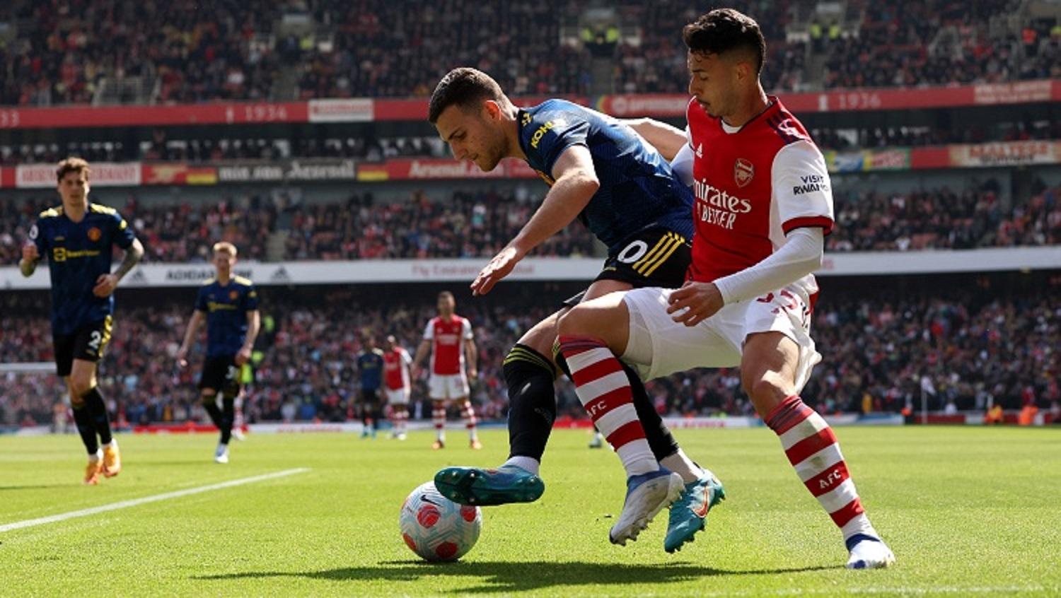 Hasil pertandingan pekan ke-34 Liga Inggris antara Arsenal kontra Manchester United, di mana tim tuan rumah berhasil meraih tiga poin penting.