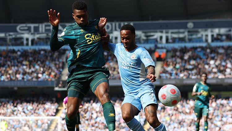 Pemain Manchester City, Raheem Sterling sedang berusaha melindungi bola dari rebutan pemain Watford di Liga Inggris.