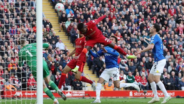Indosport - Divock Origi mencetak gol kedua Liverpool di laga kontra Everton (24/04/22). (Foto: REUTERS/Phil Noble)