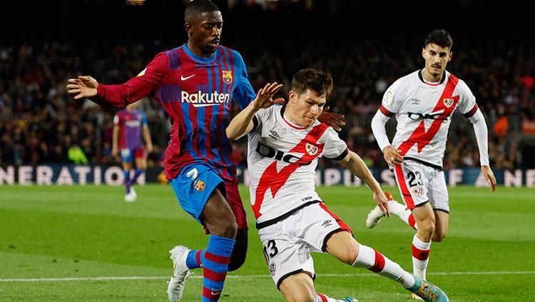 Pemain Barcelona, Ousmane Dembele, berusaha merebut bola dari pemain Rayo Vallecano. - INDOSPORT