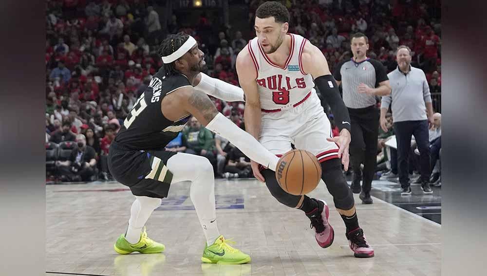 Pebasket Chicago Bulls Zach LaVine berusaha merebut bola dari pebasket Milwaukee Bucks Wesley Matthews di babak playoff NBA 2022. Foto: REUTERS/David Banks - INDOSPORT