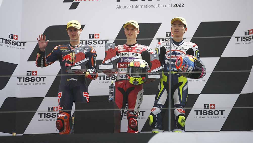 Tim GasGas Aspar, Sergio Garcia merayakan di podium balapan Moto3, kedua Jaume Masia Red Bull KTM Ajo dan ketiga Ayumu Sasaki Sterilgarda Husqvarna Max. Foto: REUTERS/Pedro Nunes - INDOSPORT