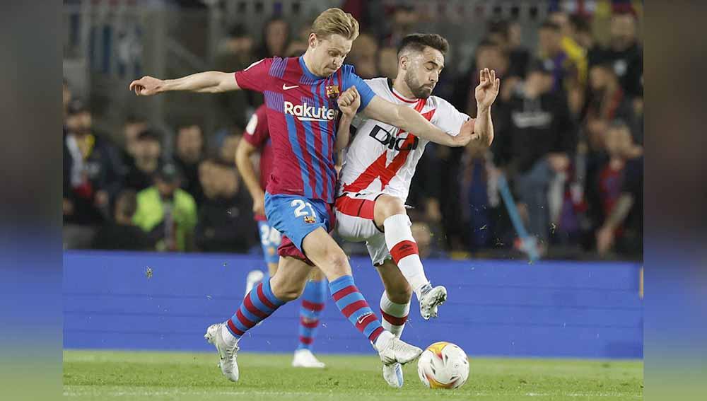 Indosport - Pemain Barcelona Frenkie de Jong mendapat kawalan ketat dari pemain Rayo Vallecano Unai Lopez. Foto: REUTERS/Albert Gea