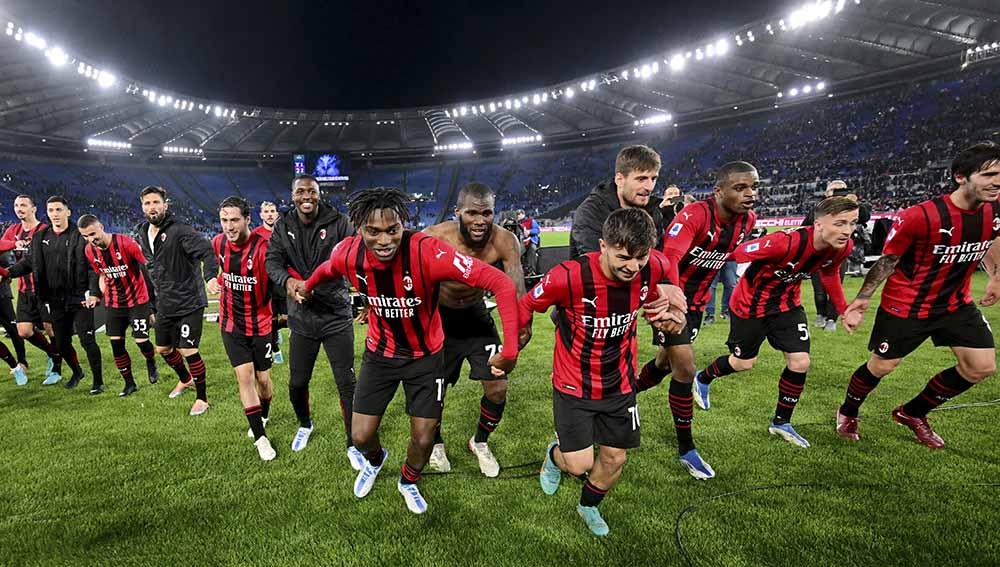 Tak perlu menunggu pekan terakhir pada 22 Mei, AC Milan berpeluang menjuarai Liga Italia 2021/2022 pada malam ini, mengungguli Inter Milan. Foto: REUTERS/Alberto Lingria - INDOSPORT