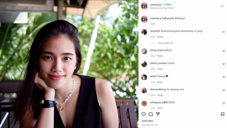 Ratu bulutangkis Thailand, Rawinda Prajongjai, langsung jadi pusat perhatian ketika dirinya sedang pasang pose hot bergaun minimalis di saat libur kompetisi.