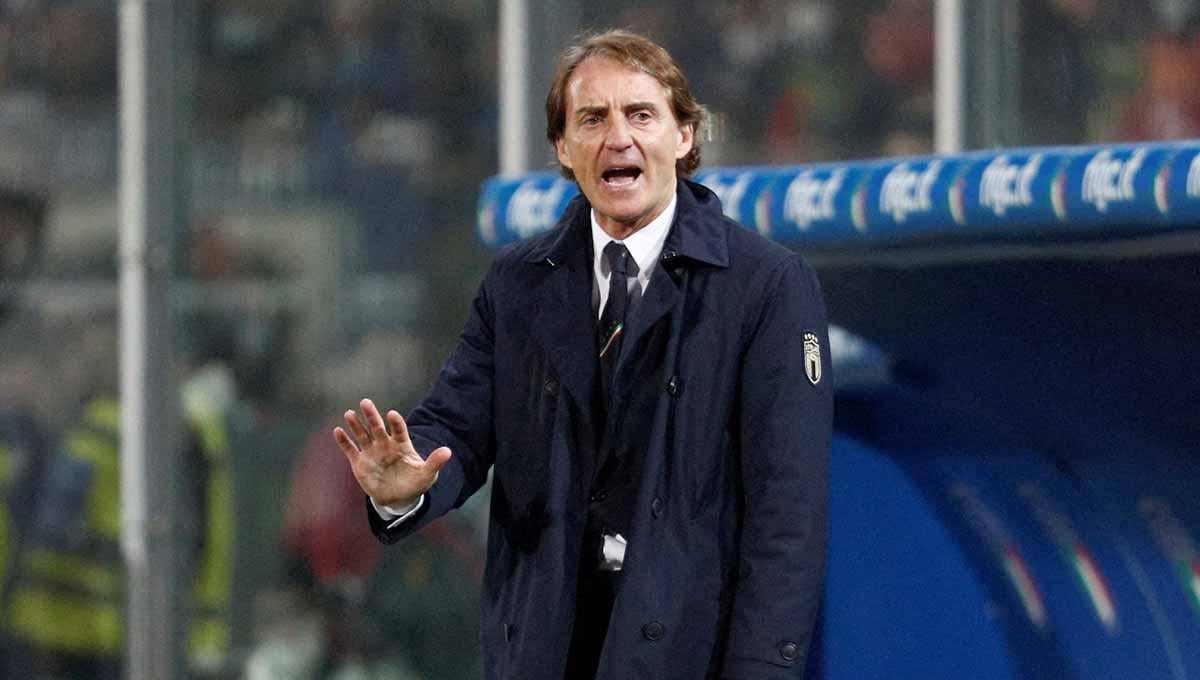 Roberto Mancini resmi mengundurkan diri sebagai pelatih Timnas Italia. Federasi Sepak Bola Italia (FIGC) juga akan mengumumkan penggantinya dalam waktu dekat. Foto: REUTERS/Guglielmo Mangiapane - INDOSPORT