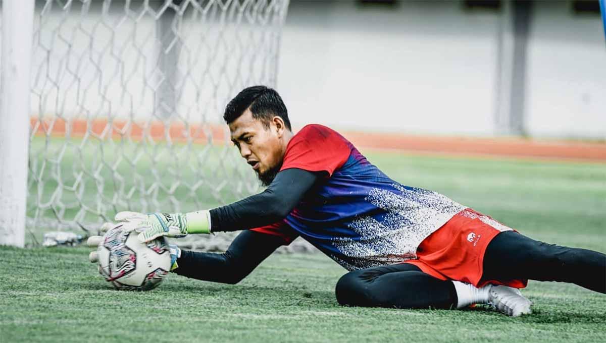 Penjaga gawang asal Jawa Barat, Muhammad 'Deden' Natshir baru saja diresmikan sebagai pemain baru Dewa United untuk Liga 1 2022/23. Foto: Dewa United