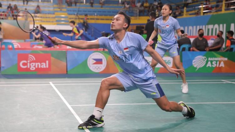 Ganda campuran Indonesia, Rinov Rivaldy/Pitha Haningtyas Mentari, mengatakan bahwa faktor lapangan berangin jadi penyebab mereka kandas di Malaysia Open 2022. - INDOSPORT