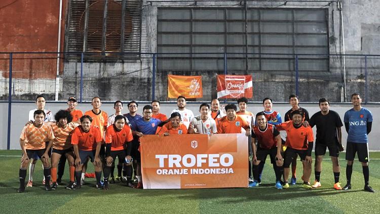 Federasi Sepak bola Belanda, KNVB, mengadakan turnamen sepak bola antar komunitas fans di Pitch 98 Kemang, Jakarta, Selasa (26/4/22). - INDOSPORT