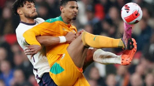 Pemain Borussia Dortmund dan Pantai Gading, Sebastien Haller (kanan), didiagnosis tumor testis. Foto: Action Images via Reuters/Carl Recine.