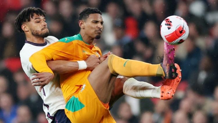 Pemain Borussia Dortmund dan Pantai Gading, Sebastien Haller (kanan), didiagnosis tumor testis. Foto: Action Images via Reuters/Carl Recine.