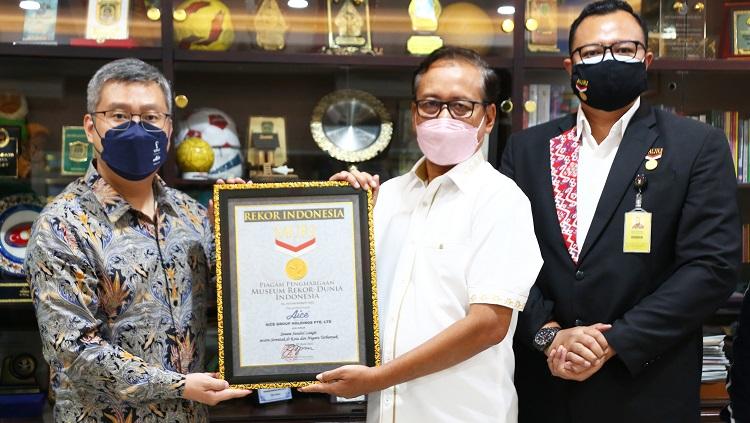 GM Brand Aice Group, Jason Liu, berfoto bersama Deputi Bidang Pembudayaan Olahraga Kemenpora RI, Raden Isnanta, dan Senior Manager MURI, Awan Rahargo.