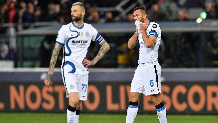 Stefan de Vrij dan Marcelo Brozovic dari Inter Milan terlihat sedih setelah pertandingan REUTERS-Jennifer Lorenzini - INDOSPORT
