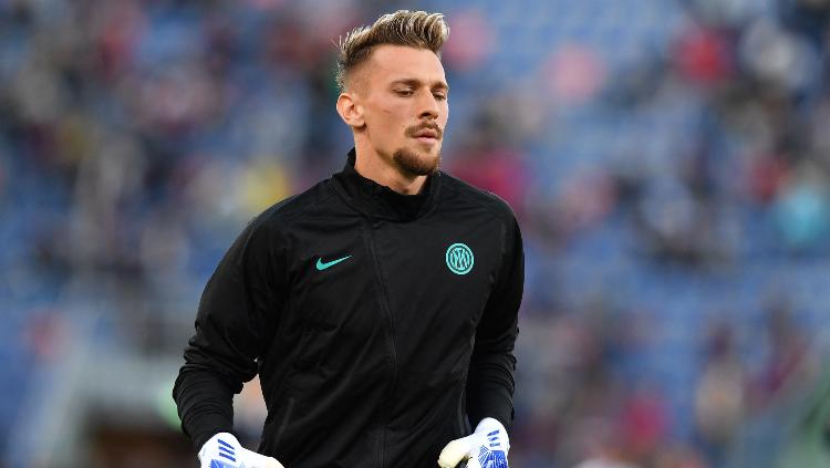 Pemain Inter Milan Andrei Radu saat pemanasan sebelum pertandingan REUTERS-Jennifer Lorenzini