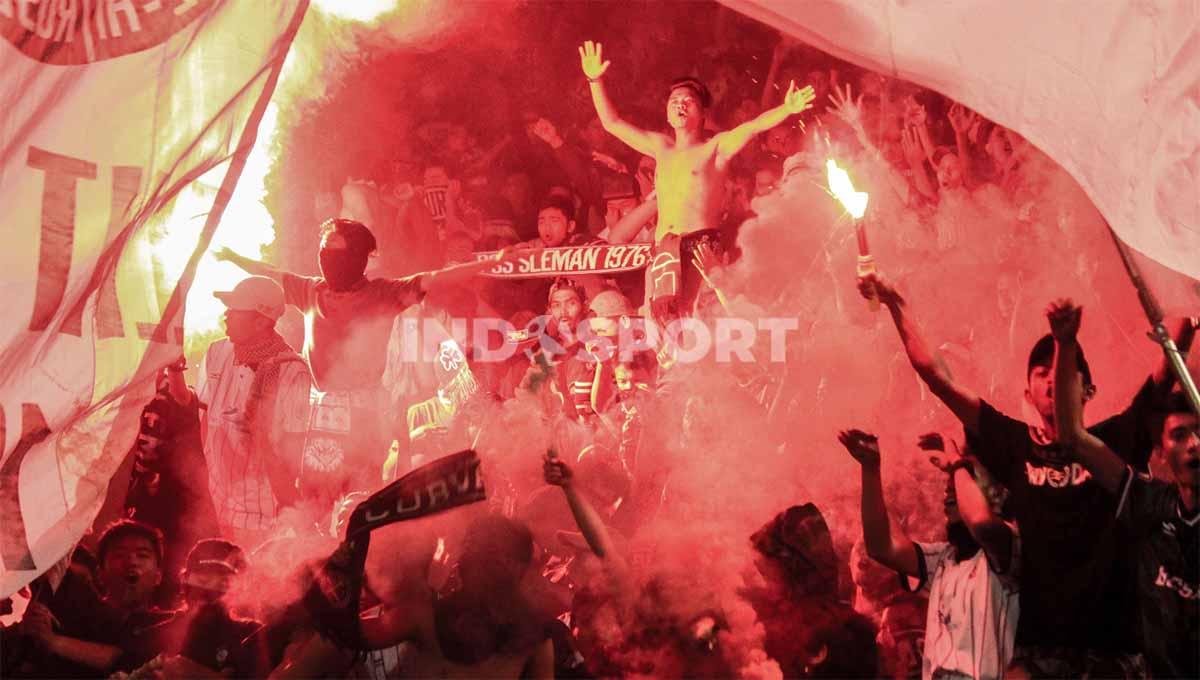 Termasuk PSS vs PSIM, Liga Indonesia terkenal memiliki banyak derbi-derbi panas dalam kompetisinya, sayangnya sejumlah derbi tersebut lama absen karena beda kasta antara tim rival. Foto: Agung Wicaksono/Indosport.com